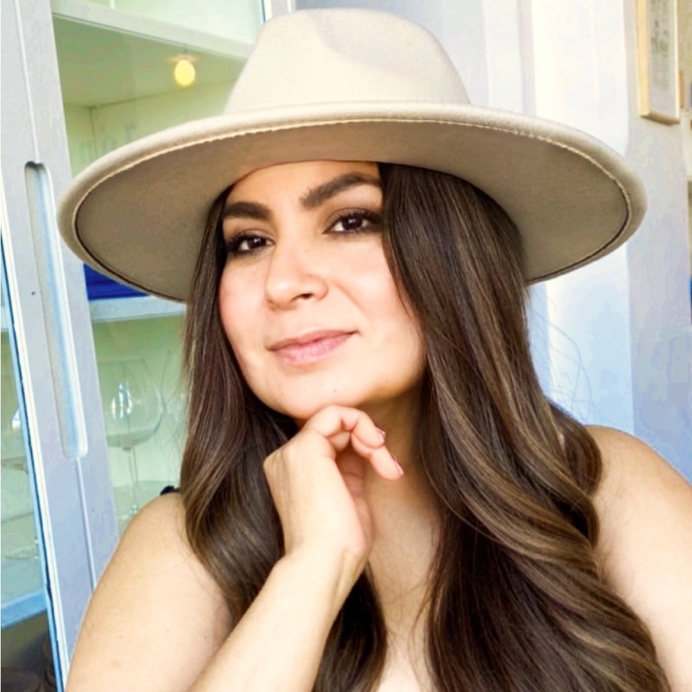 Meet your Posher, Ofelia